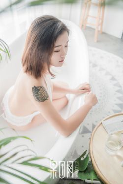 婴儿被保姆随手甩飞扔床上